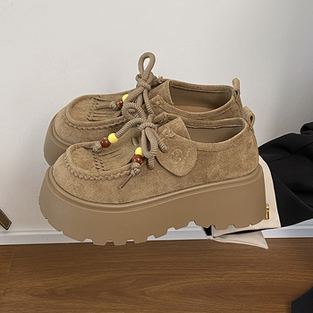 Velūriniai loaferiai su priekiniais raišteliais, apvali nosis, platforma, vidutinio aukščio kulnas 3-6 cm, gumos padas