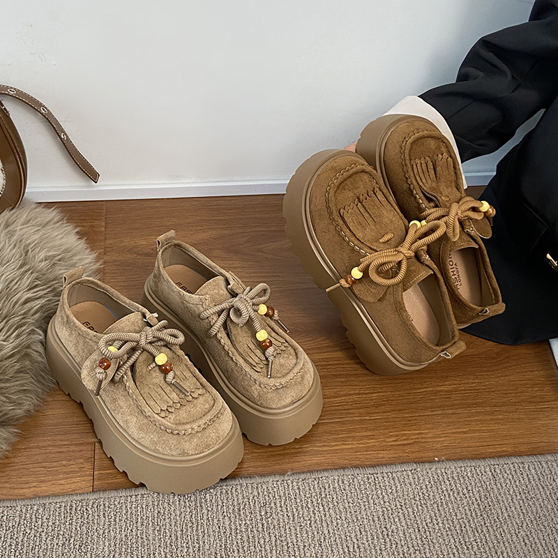 Velūriniai loaferiai su priekiniais raišteliais, apvali nosis, platforma, vidutinio aukščio kulnas 3-6 cm, gumos padas