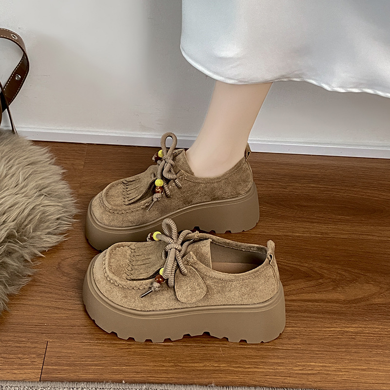 Velūriniai loaferiai su priekiniais raišteliais, apvali nosis, platforma, vidutinio aukščio kulnas 3-6 cm, gumos padas