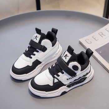 Detské unisex tenisky, PU vrchný materiál, zapínanie na suchý zips (Velcro), podrážka z gumy, vzor prúžkov, nízky profil