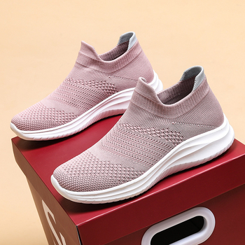 Unisex sportbačiai su flyknit viršutine dalimi, kvėpuojanti tinklinė vidinė danga, gumos padas, priekinis raištelis, apvali nosis, plokščia kulnė