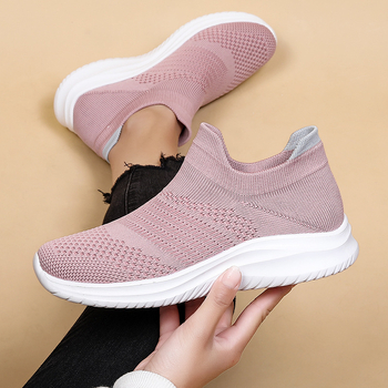 Unisex sportbačiai su flyknit viršutine dalimi, kvėpuojanti tinklinė vidinė danga, gumos padas, priekinis raištelis, apvali nosis, plokščia kulnė