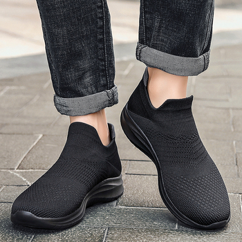 Unisex sportbačiai su flyknit viršutine dalimi, kvėpuojanti tinklinė vidinė danga, gumos padas, priekinis raištelis, apvali nosis, plokščia kulnė