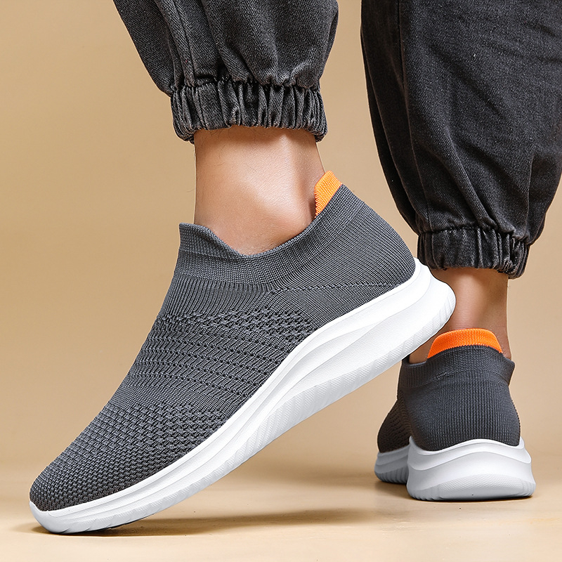 Unisex sportbačiai su flyknit viršutine dalimi, kvėpuojanti tinklinė vidinė danga, gumos padas, priekinis raištelis, apvali nosis, plokščia kulnė