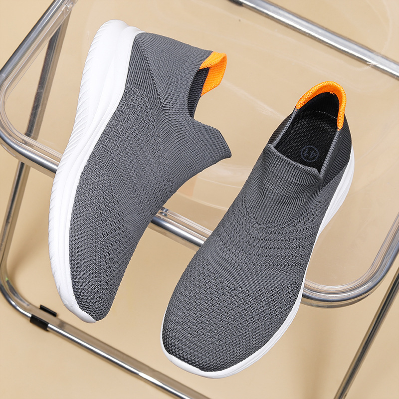 Unisex sportbačiai su flyknit viršutine dalimi, kvėpuojanti tinklinė vidinė danga, gumos padas, priekinis raištelis, apvali nosis, plokščia kulnė