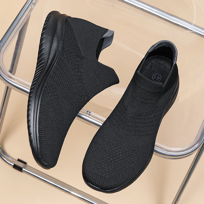 Unisex sportbačiai su flyknit viršutine dalimi, kvėpuojanti tinklinė vidinė danga, gumos padas, priekinis raištelis, apvali nosis, plokščia kulnė