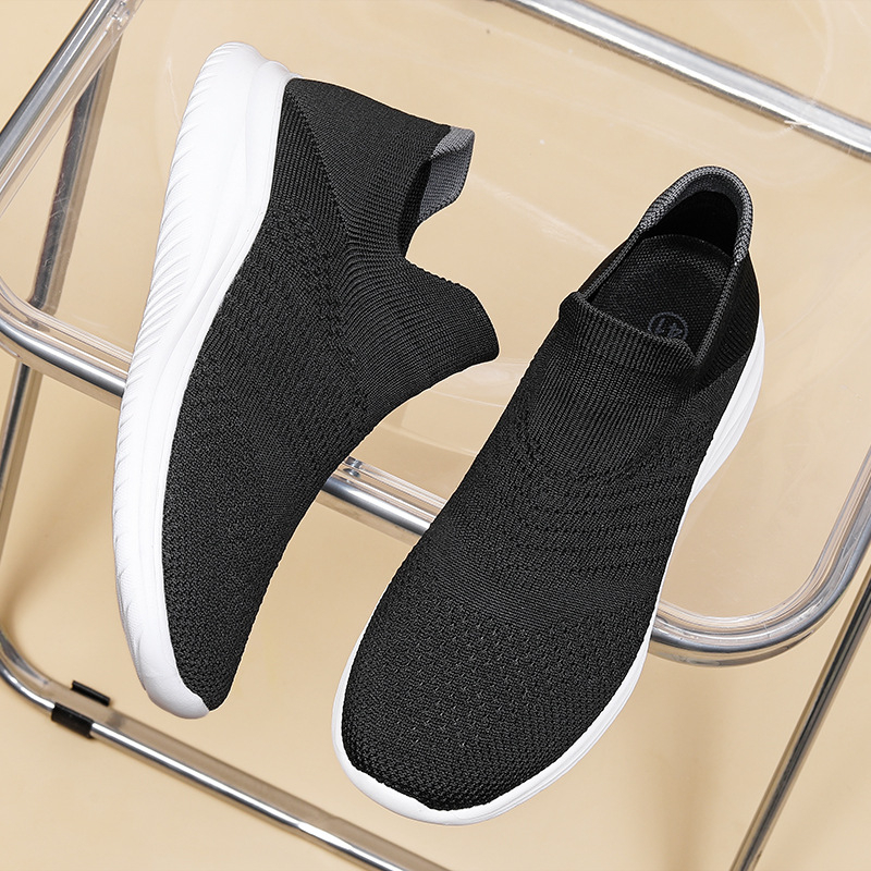 Unisex sportbačiai su flyknit viršutine dalimi, kvėpuojanti tinklinė vidinė danga, gumos padas, priekinis raištelis, apvali nosis, plokščia kulnė