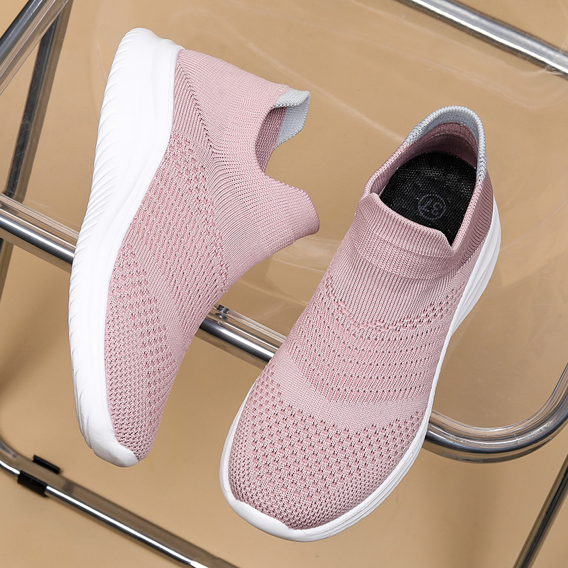 Unisex sportbačiai su flyknit viršutine dalimi, kvėpuojanti tinklinė vidinė danga, gumos padas, priekinis raištelis, apvali nosis, plokščia kulnė