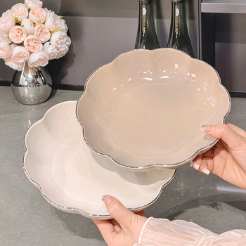 Keramický jedálenský set v nordickom štýle so krajkovým okrajom: tanier, miska a jedálenské paličky — darček pripravený