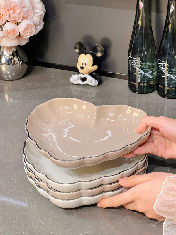 Keramický jedálenský set v nordickom štýle so krajkovým okrajom: tanier, miska a jedálenské paličky — darček pripravený