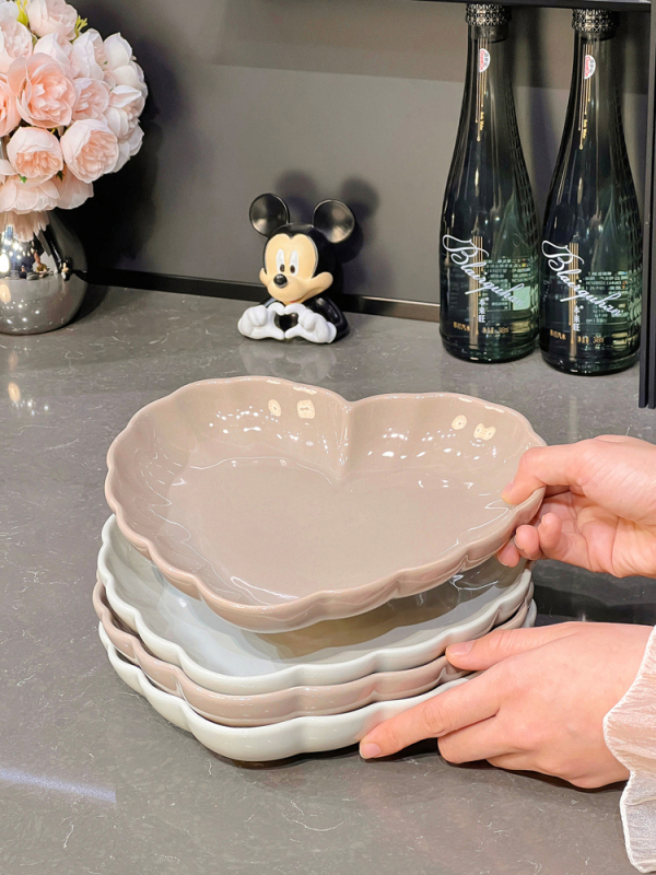 Keramický jedálenský set v nordickom štýle so krajkovým okrajom: tanier, miska a jedálenské paličky — darček pripravený