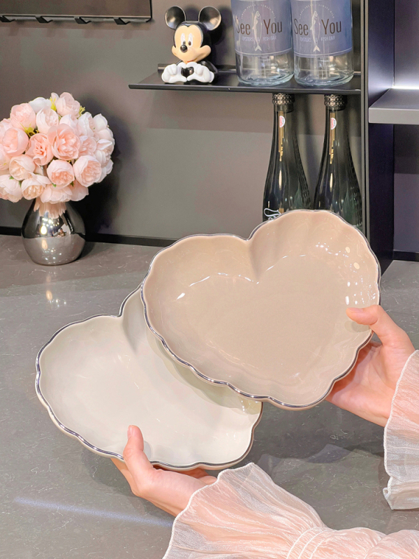 Keramický jedálenský set v nordickom štýle so krajkovým okrajom: tanier, miska a jedálenské paličky — darček pripravený