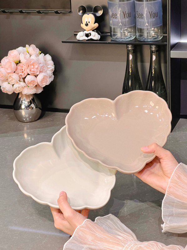 Keramický jedálenský set v nordickom štýle so krajkovým okrajom: tanier, miska a jedálenské paličky — darček pripravený