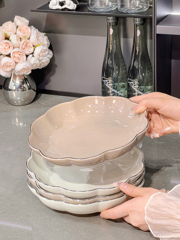 Keramický jedálenský set v nordickom štýle so krajkovým okrajom: tanier, miska a jedálenské paličky — darček pripravený