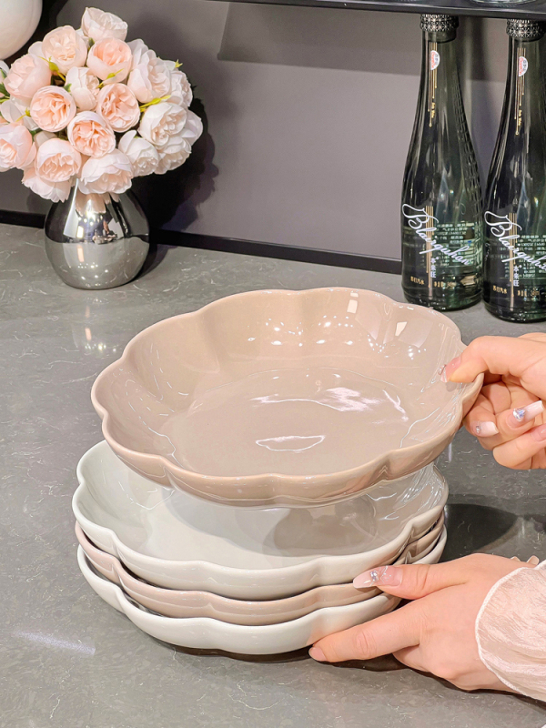 Keramický jedálenský set v nordickom štýle so krajkovým okrajom: tanier, miska a jedálenské paličky — darček pripravený