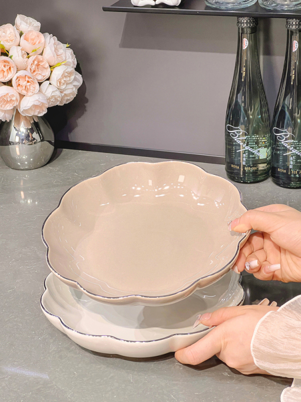 Keramický jedálenský set v nordickom štýle so krajkovým okrajom: tanier, miska a jedálenské paličky — darček pripravený