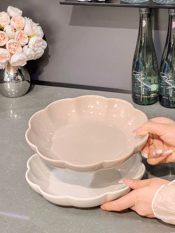 Keramický jedálenský set v nordickom štýle so krajkovým okrajom: tanier, miska a jedálenské paličky — darček pripravený