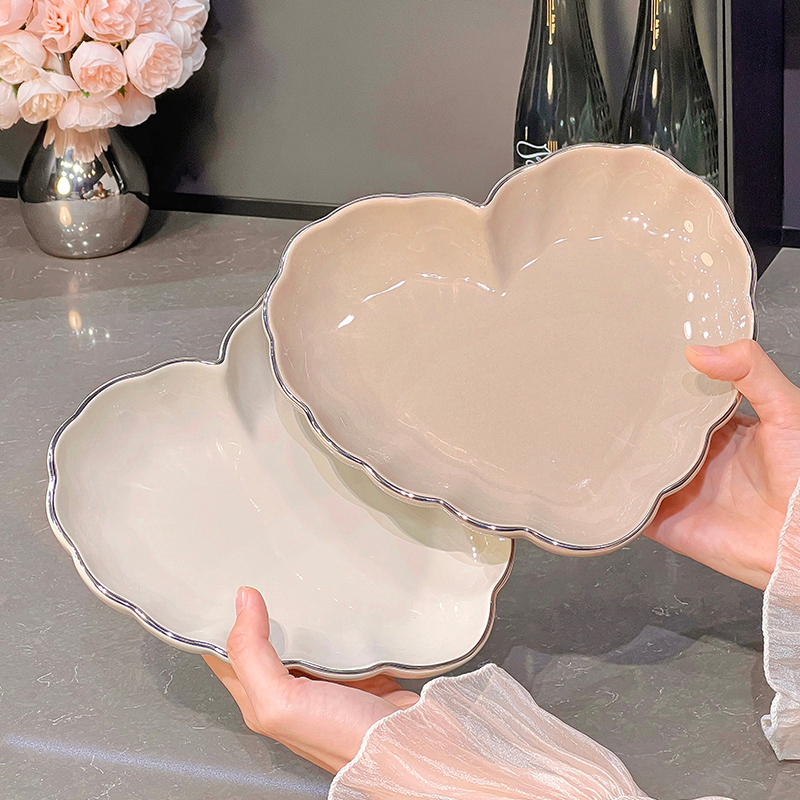 Keramický jedálenský set v nordickom štýle so krajkovým okrajom: tanier, miska a jedálenské paličky — darček pripravený