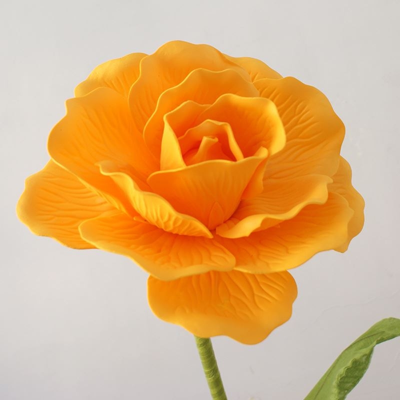 Hlava ruže zo saténového kvetu na dekoráciu – flokovaný povrch, Daisy odroda, na svadby a výklady