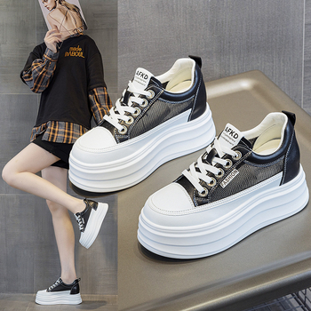 Pantofi sport albi pentru femei – partea superioară: microfibră, vârf rotund, talpă PU, toc înclinat 6–8 cm, închidere cu șireturi