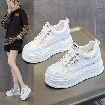 Pantofi sport albi pentru femei – partea superioară: microfibră, vârf rotund, talpă PU, toc înclinat 6–8 cm, închidere cu șireturi