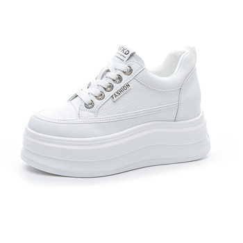 Pantofi sport albi pentru femei – partea superioară: microfibră, vârf rotund, talpă PU, toc înclinat 6–8 cm, închidere cu șireturi