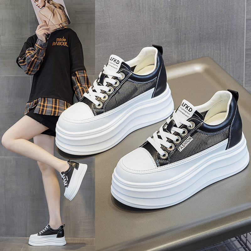 Pantofi sport albi pentru femei – partea superioară: microfibră, vârf rotund, talpă PU, toc înclinat 6–8 cm, închidere cu șireturi