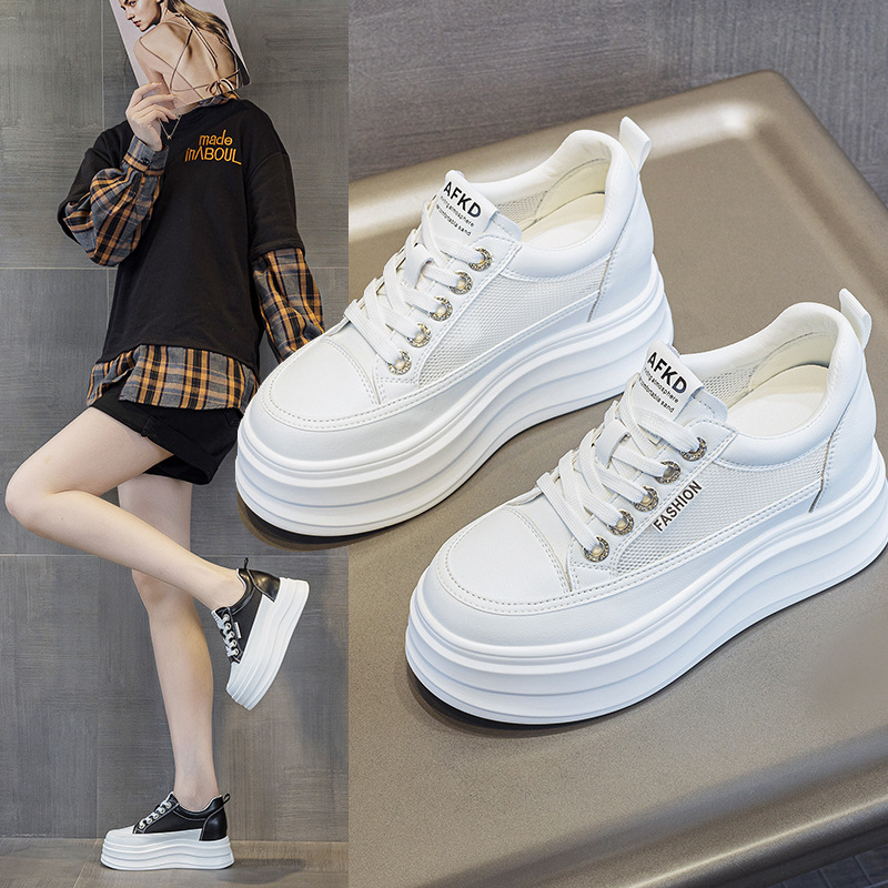 Pantofi sport albi pentru femei – partea superioară: microfibră, vârf rotund, talpă PU, toc înclinat 6–8 cm, închidere cu șireturi