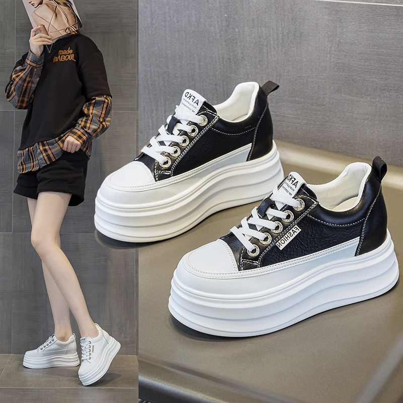 Pantofi sport albi pentru femei – partea superioară: microfibră, vârf rotund, talpă PU, toc înclinat 6–8 cm, închidere cu șireturi