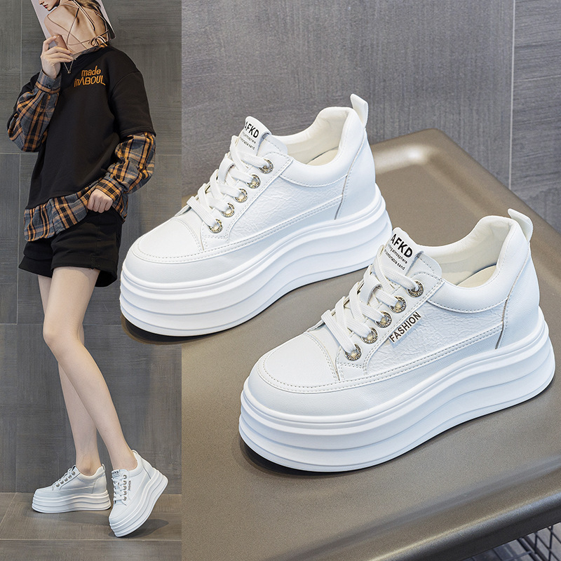 Pantofi sport albi pentru femei – partea superioară: microfibră, vârf rotund, talpă PU, toc înclinat 6–8 cm, închidere cu șireturi