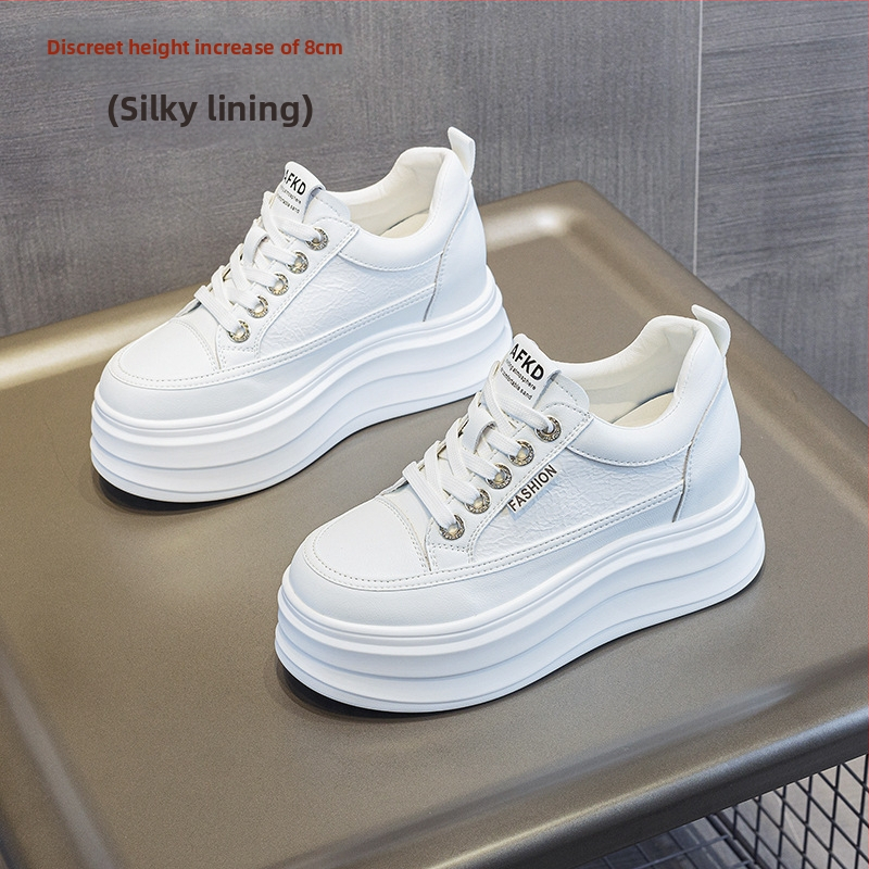 Pantofi sport albi pentru femei – partea superioară: microfibră, vârf rotund, talpă PU, toc înclinat 6–8 cm, închidere cu șireturi