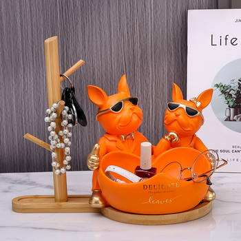 Smaržīgā buldogā figūra — atslēgu, tālvadības pults un uzkodu turētājs, dekors pie TV skapja; roku apglezots, mūsdienīgs minimālisma stils, pielāgojams