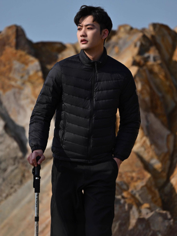 Išorinis pūkuotas striukės su standžiu kaklu, be gobtuvo, 86–90% balto antis pūko, 100 g užpildo, kvėpuojanti, antibakterinė, atspari šaltai