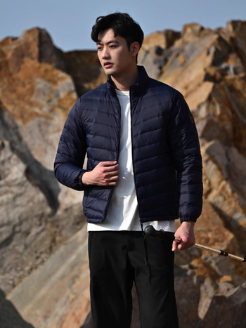 Išorinis pūkuotas striukės su standžiu kaklu, be gobtuvo, 86–90% balto antis pūko, 100 g užpildo, kvėpuojanti, antibakterinė, atspari šaltai