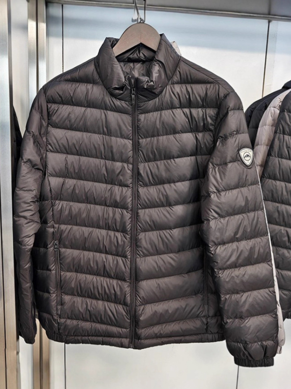 Išorinis pūkuotas striukės su standžiu kaklu, be gobtuvo, 86–90% balto antis pūko, 100 g užpildo, kvėpuojanti, antibakterinė, atspari šaltai