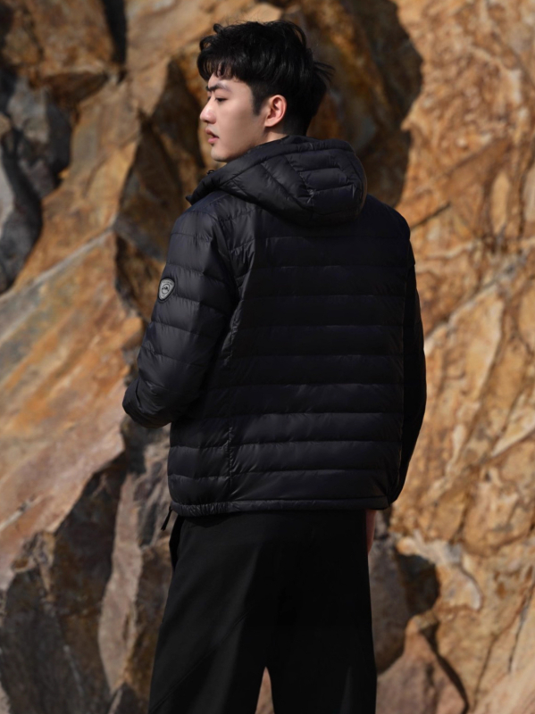 Išorinis pūkuotas striukės su standžiu kaklu, be gobtuvo, 86–90% balto antis pūko, 100 g užpildo, kvėpuojanti, antibakterinė, atspari šaltai