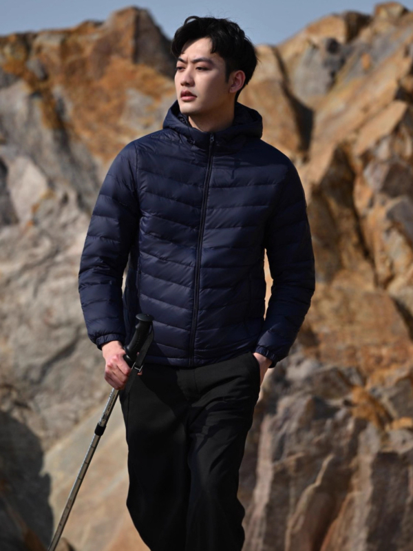 Išorinis pūkuotas striukės su standžiu kaklu, be gobtuvo, 86–90% balto antis pūko, 100 g užpildo, kvėpuojanti, antibakterinė, atspari šaltai