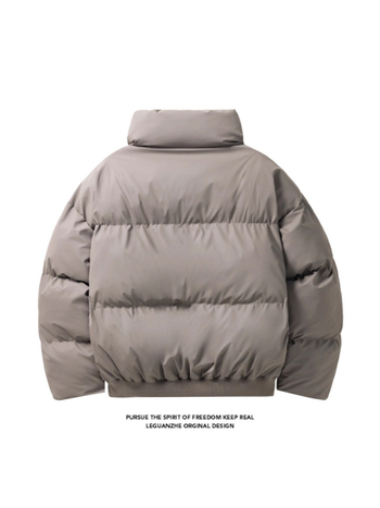 Vyrinė striukė su poliesterio užpildais, stovi kaklo, laisvas siluetas, užtrauktukas, be gobtuvo, žieminė striukė 2025