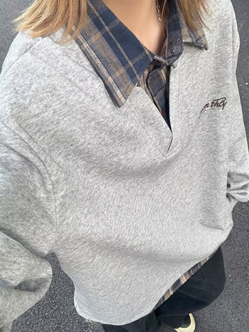 Dressipluus trükisega, pööratud kaelaga, pikad varrukad, vaba lõige