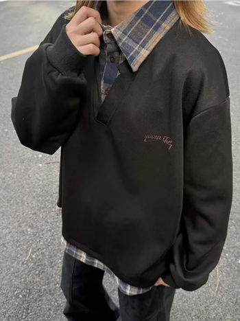 Dressipluus trükisega, pööratud kaelaga, pikad varrukad, vaba lõige