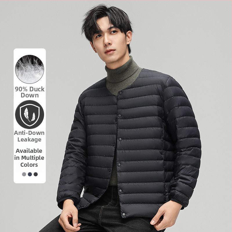 Vyriska pūkinė striukė – lengva žieminė, balta antis pūka (86–90%), 550 užpildymo galia, išorinis audinys nailonas/poliamidas 100%, pamušalas poliesteris 100%, siauras kirpimas