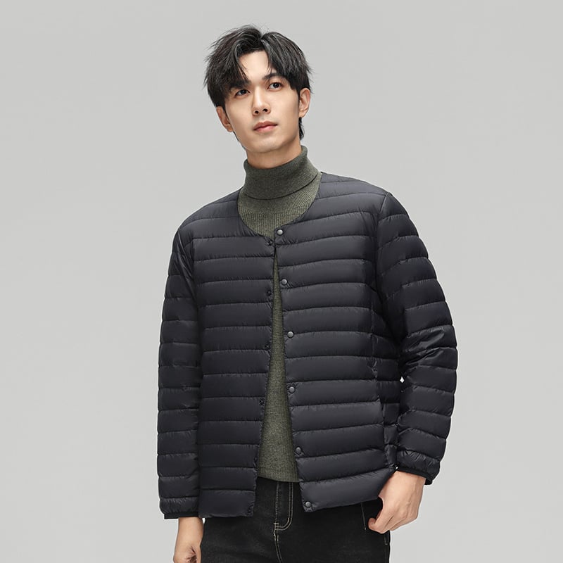 Vyriska pūkinė striukė – lengva žieminė, balta antis pūka (86–90%), 550 užpildymo galia, išorinis audinys nailonas/poliamidas 100%, pamušalas poliesteris 100%, siauras kirpimas