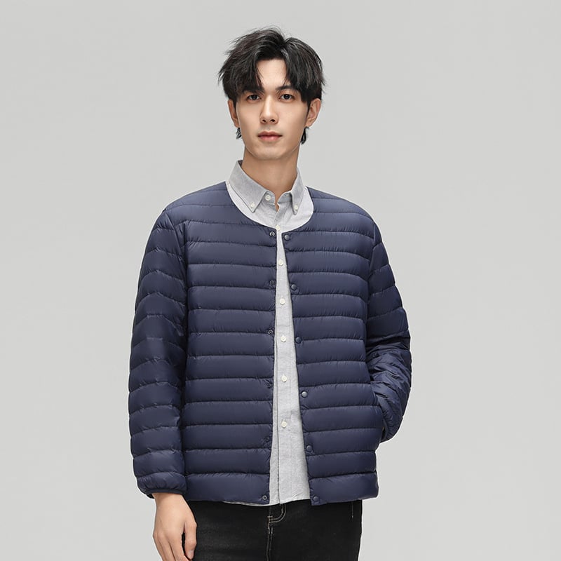 Vyriska pūkinė striukė – lengva žieminė, balta antis pūka (86–90%), 550 užpildymo galia, išorinis audinys nailonas/poliamidas 100%, pamušalas poliesteris 100%, siauras kirpimas