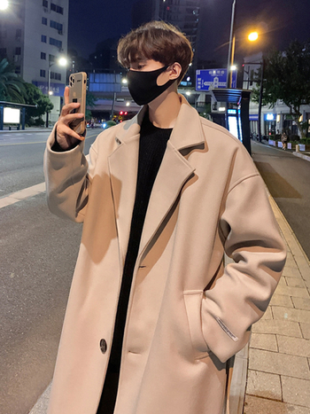 Vyrinis vilnos paltas, vidutinio ilgio, britiško stiliaus, apykaklė su reveru, vienos eilės užsegimas