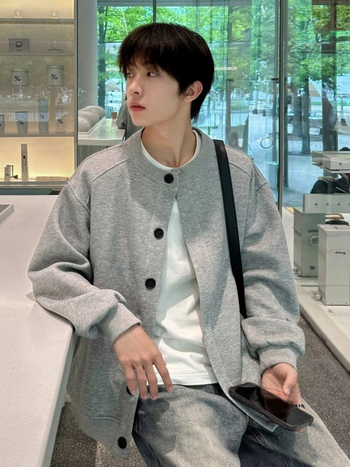 Kardigan-sweatshirt ühe nupuga ees, ümmargune kaelus, pikad varrukad, vaba lõige