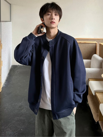 Kardigan-sweatshirt ühe nupuga ees, ümmargune kaelus, pikad varrukad, vaba lõige