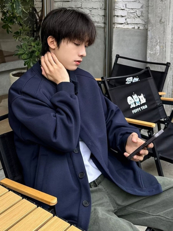 Kardigan-sweatshirt ühe nupuga ees, ümmargune kaelus, pikad varrukad, vaba lõige