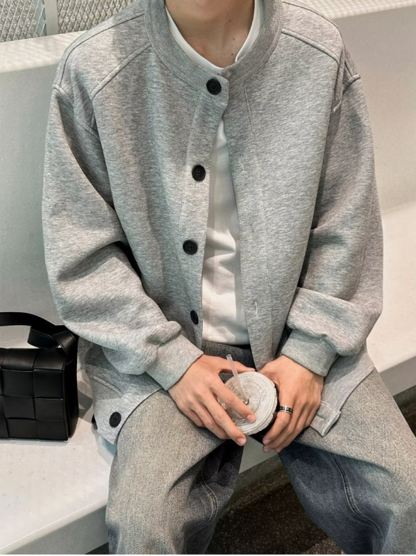 Kardigan-sweatshirt ühe nupuga ees, ümmargune kaelus, pikad varrukad, vaba lõige