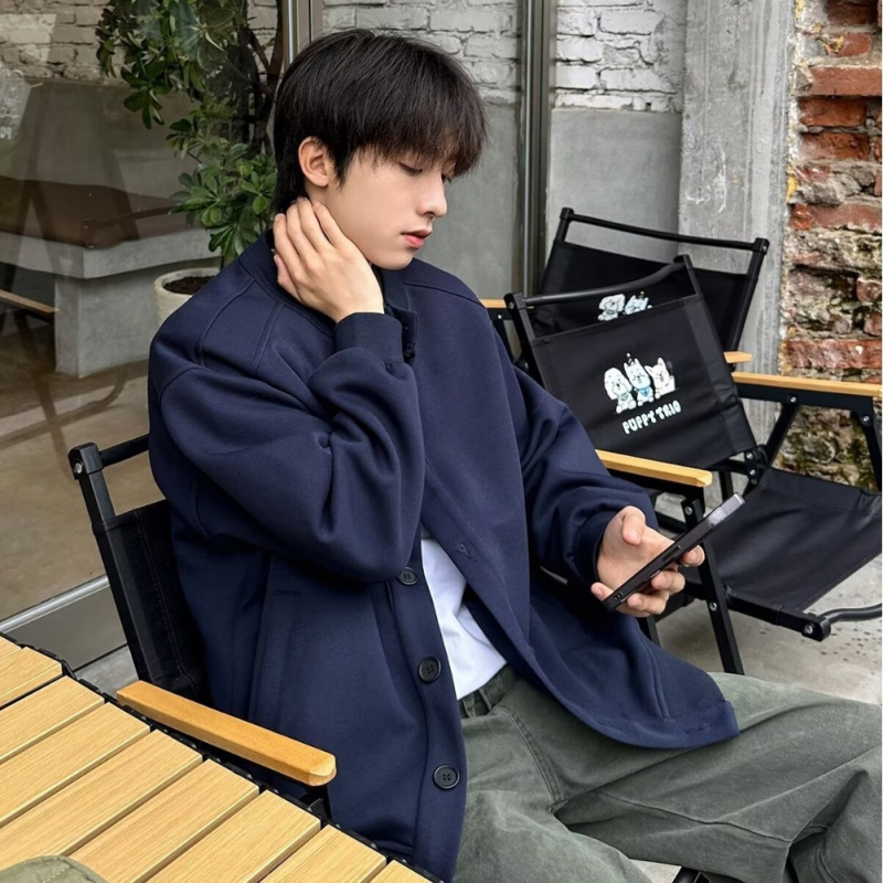 Kardigan-sweatshirt ühe nupuga ees, ümmargune kaelus, pikad varrukad, vaba lõige