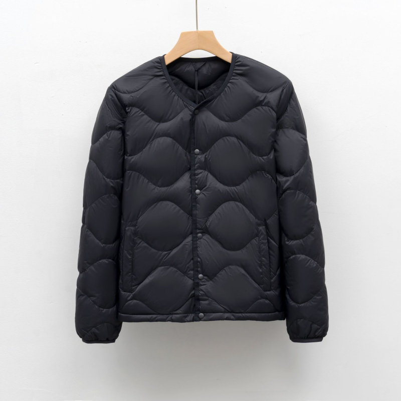 Lengva žieminė pūkų striukė, be apykaklės, įprasto ilgio, balto vištos pūko 86–90% sudėtis, 600 pildymo galia, išorė nailonas, pamušalas nailonas